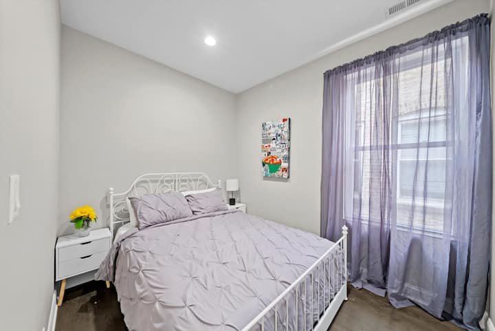 Кога шемата на бои на вашата соба е „лаванда лате со нотка на табла на Pinterest“. Меки чаршафи, уметнички ѕидни вибрации и завеси кои прават секоја дремка да изгледа како расположено музичко видео.