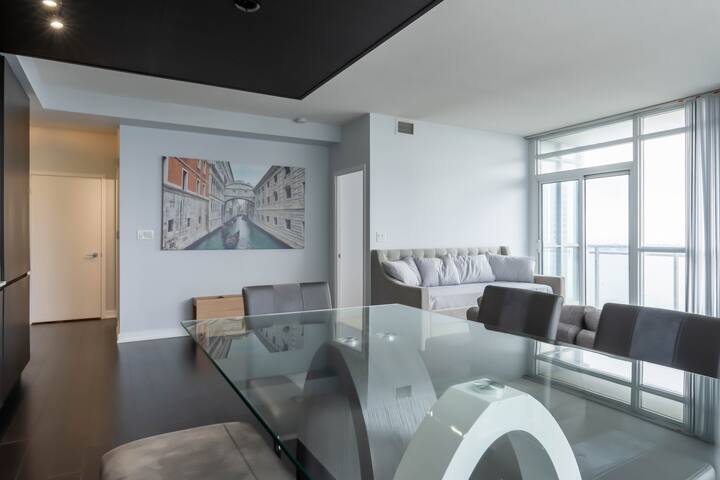 Elegant 3BR Suite w/ Lake & park Views | 6Sleep gallery image 5