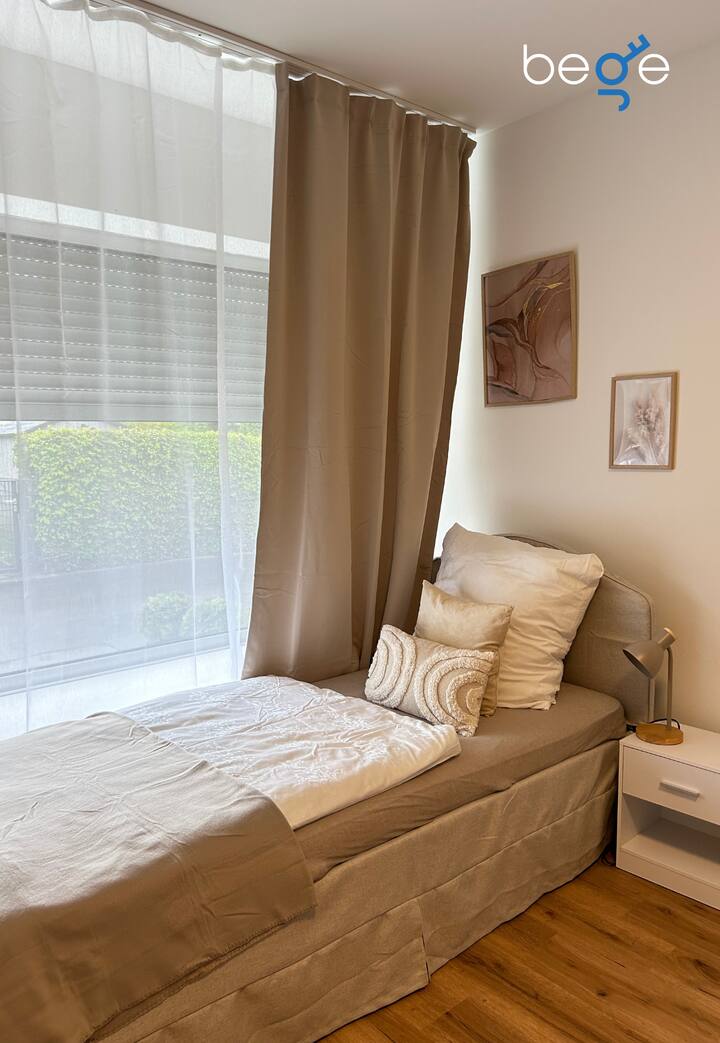 ห้องนอน 3 พร้อมเตียงเดี่ยว 2 หลังพื้นที่นั่งเล่นและสมาร์ททีวี 