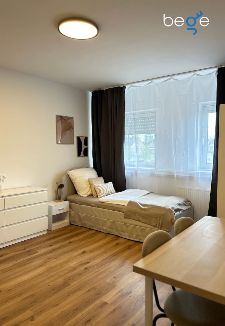 ห้องนอน 2 พร้อมเตียงเดี่ยว 2 หลังพื้นที่นั่งเล่นและสมาร์ททีวี 