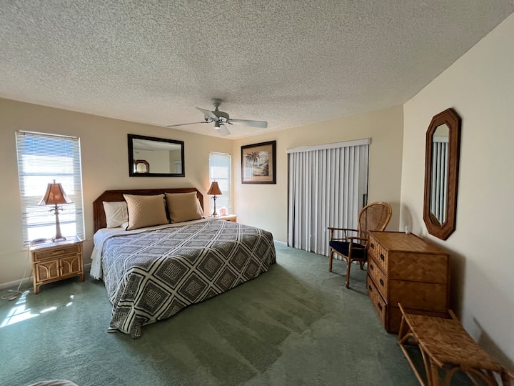 ห้องนอนใหญ่ขนาดใหญ่พร้อมห้องน้ำส่วนตัวและระเบียง