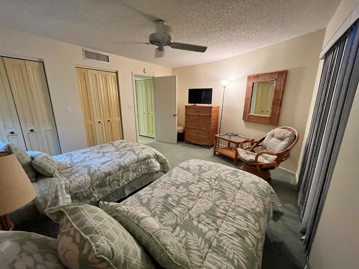 ห้องนอน 2 มีเตียงเดี่ยว 2 เตียงที่สามารถย้ายมารวมกันเป็นเตียงคิงไซส์ได้  มีตู้เสื้อผ้าขนาดใหญ่และเชื่อมต่อกับระเบียงด้วย