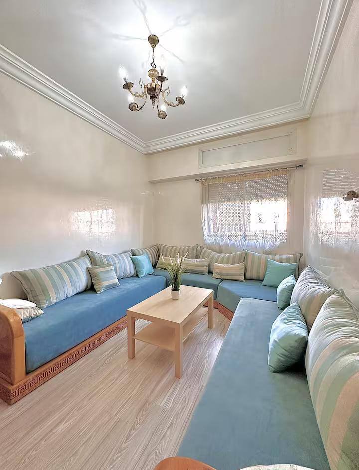 传统摩洛哥客厅，配备天蓝色雕花木长凳，非常明亮，非常适合与家人或朋友共度时光，宽敞的现代客厅，温馨柔和的灯光和现代家具。

