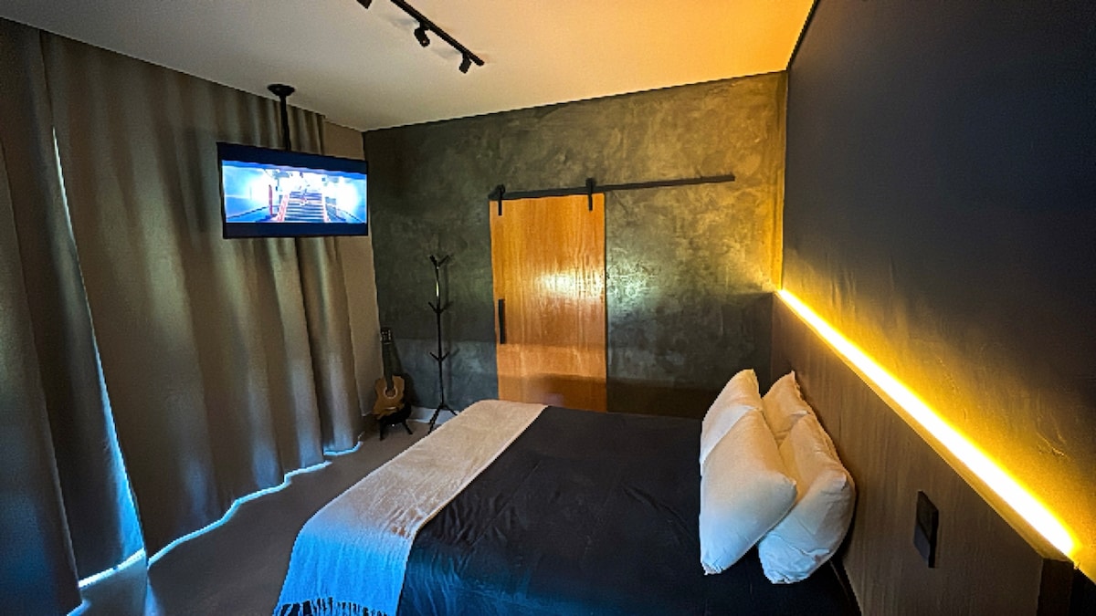 Quarto suber confortavel, com tv Smart, Cama queen, e até um violāo para os amantes da música.