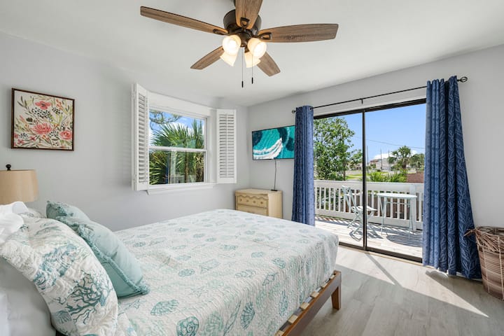 Kingsize bed met uitloopbalkon met uitzicht op de binnenplaats.   De kamer heeft een speciale deur verbonden met de badkamer.  