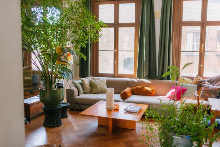 Uniek verblijf in oud stadstheater met dakterras gallery image 2