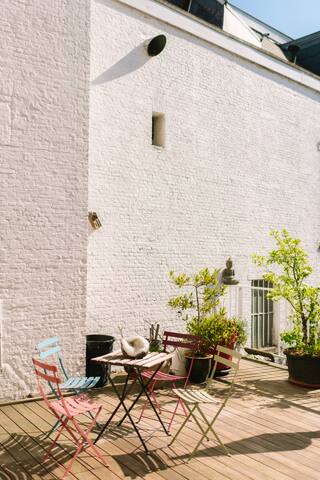 Uniek verblijf in oud stadstheater met dakterras gallery image 3