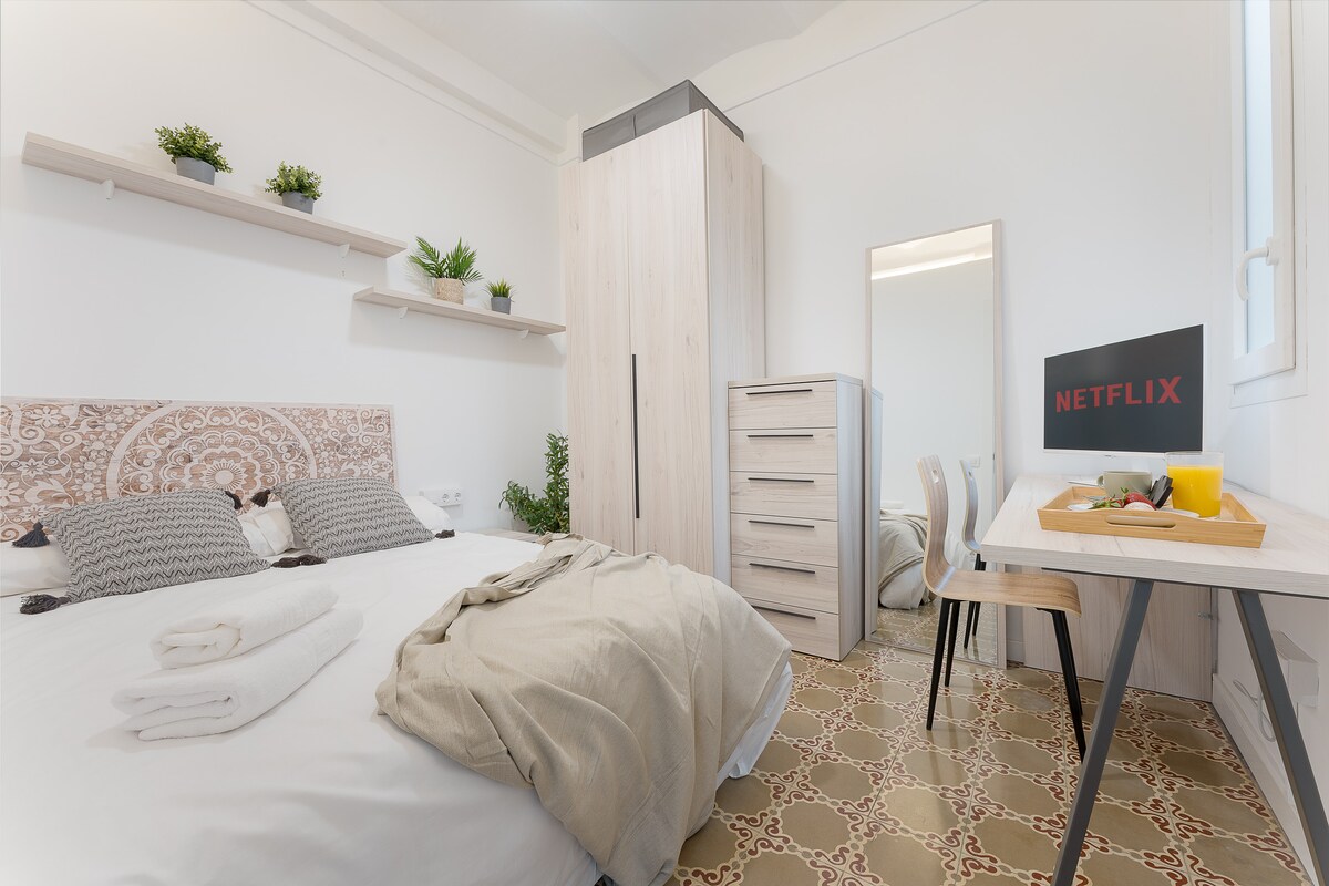 Მყუდრო, ნათელი და მშვიდი შიდა ოთახი, რომელშიც არის 1,35 მ საწოლი, სამუშაო მაგიდა და ყველაფერი, რაც სტუმრობისას კომფორტული დასვენებისა და მუშაობისთვის გჭირდებათ.