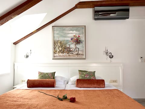 Sorgo Palace:  Superior room + Breakfast