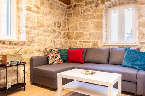 Successful Airbnb property: Stone whisper 2, stone beach paradise in Kaštel Sućurac