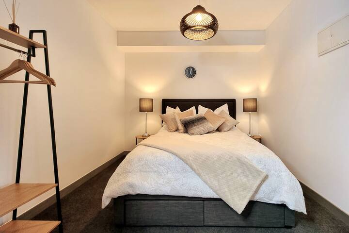 La segunda habitación cuenta con un diseño moderno y elegante listo para impresionar a cualquiera. Una cama matrimonial con sábanas de primera calidad para tu máxima comodidad. La base de la cama cuenta con 4 cajones para guardar cómodamente tus pertenencias, incluido un perchero abierto.