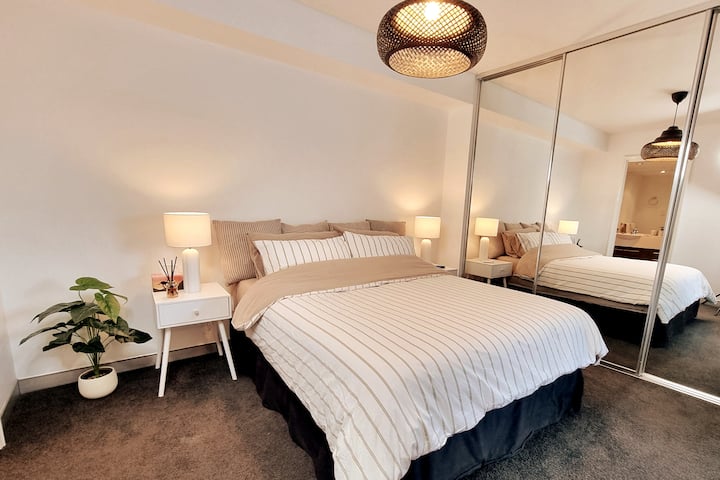 El dormitorio principal cuenta con una gran cama tamaño queen rodeada de interiores terrosos de colores naturales para una noche de sueño reparador. Sábanas prémium para que la comodidad nunca sea un problema. Un gran armario cubierto de espejos para que siempre te veas lo mejor posible.