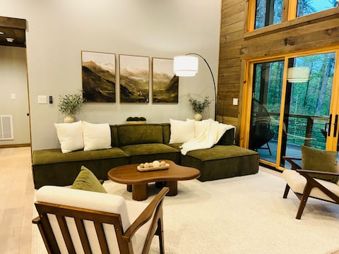 Top performing Airbnb: Lux Blue Ridge Cabin | Hot tub | Swing | PingPong! in Mineral Bluff