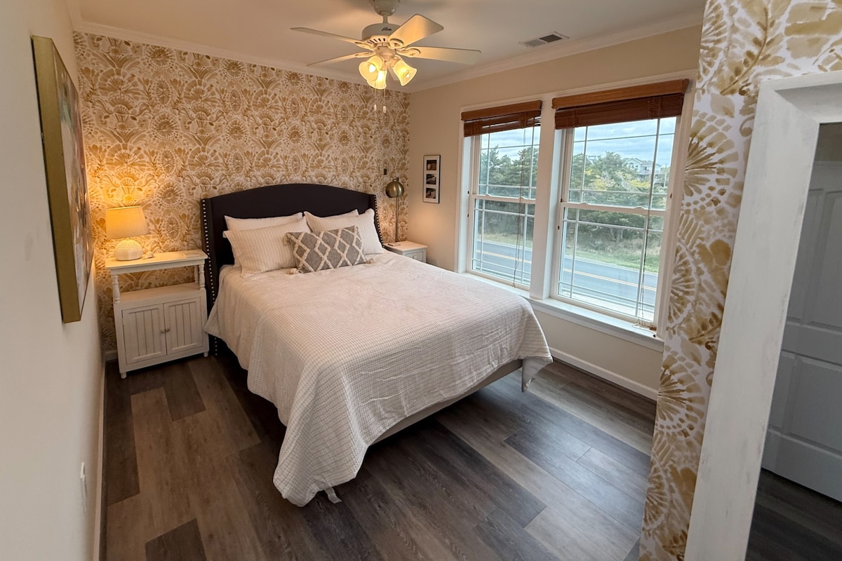 Საძინებელი 1 (Queen) სრული სიგრძის სარკით, კომოდი კარადაში და მიმაგრებული სააბაზანო ოთახში.