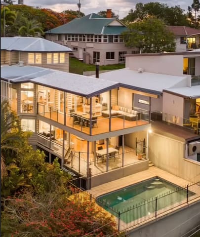 Spacious 4B house with 2 Kitchens/Balconies/Views