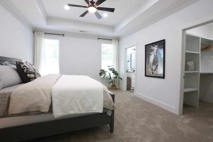 Kingsize bed met luxe beddengoed, inloopkasten met hangers, extra beddengoed, met een eigen badkamer.