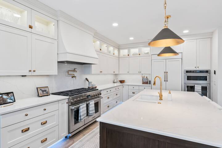 Lux Retreat-Indoor Hot Tub+Sauna+Designer Finishes gallery image 4