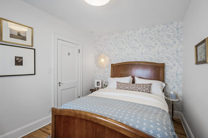 Lala kama kifalme katika kitanda chetu chenye starehe, kamili na mapazia ya kuzima kwa ajili ya mapumziko bora ya usiku.