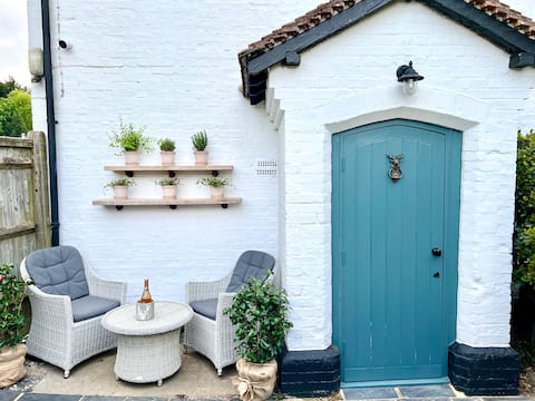 Pretty Riverside Cottage
Petworth /Midhurst