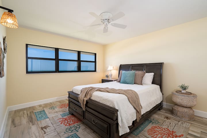 Master bedroom with queen bed.