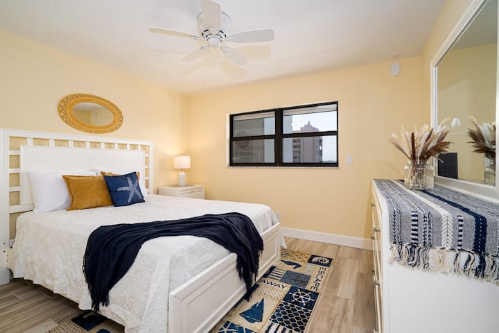 Druga spavaća soba s bračnim krevetom (150 – 179 cm) i pogledom na privatnu marinu.