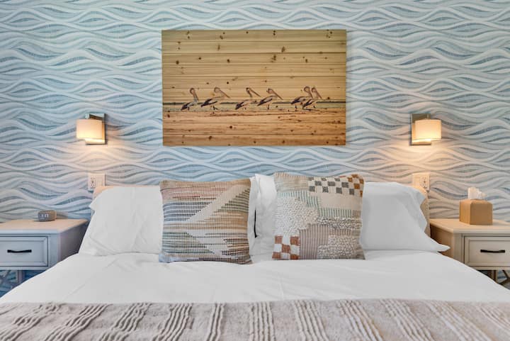 Სტუმრების საძინებელში არის ლუქს-კლასის საწოლი, სმარტ-ტელევიზორი (საკუთარი შესვლების გამოყენებით), ტუმბოები და ხმის აპარატი.