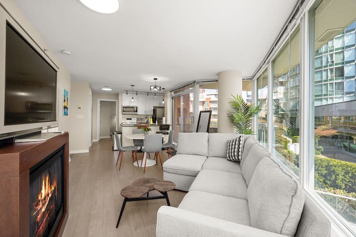 High-End City Stay ~ Balcony ~ Amenities & Parking