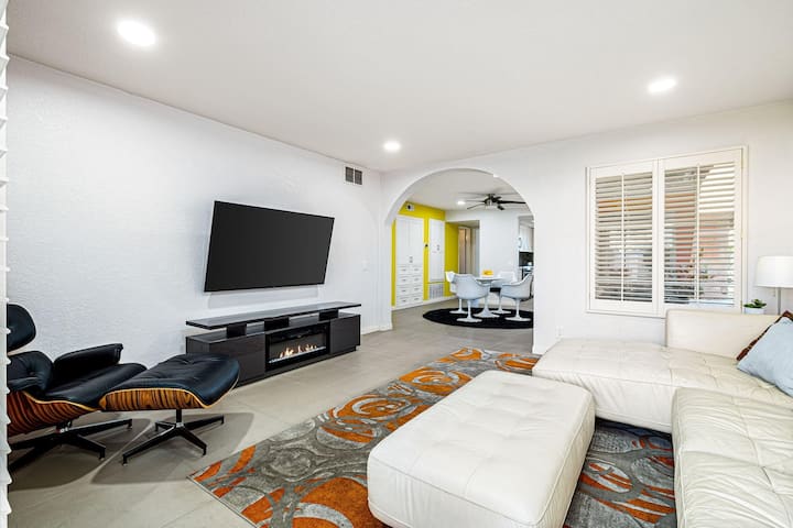 Chic Condo By Pool, Pickle Ball + Tennis - Palm Springs, CA