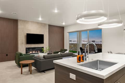 New Home Modern Luxury Getaway w/ Hot Tub