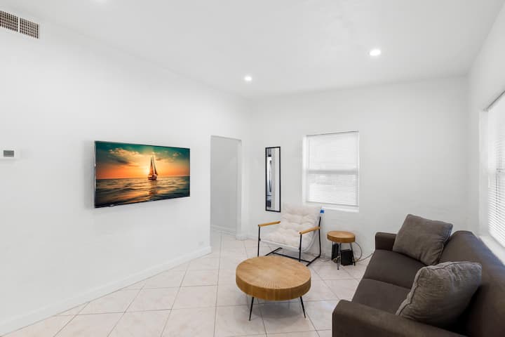 *Convenient - Centrally Located* - Tampa