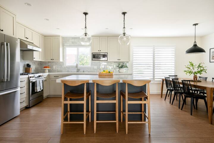 Luxury 5BR Retreat:Jacuzzi-Fire Pit-Game Room-Golf gallery image 5