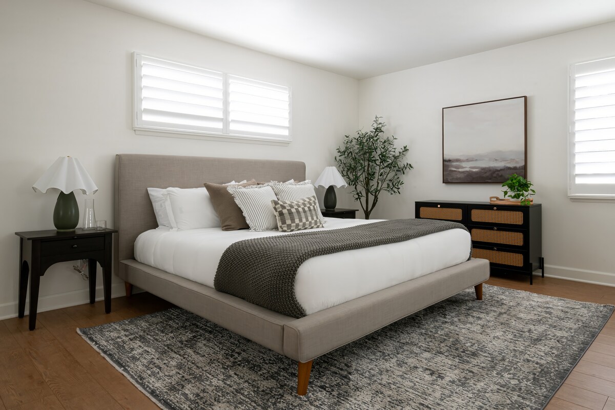 Този втори основен апартамент разполага с голямо двойно легло, самостоятелна баня, двойни дрешници, смарт телевизор, голям скрин и машина за шум за спокоен сън.