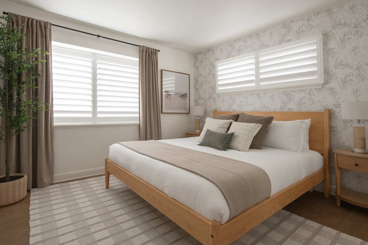 Тази уютна спалня включва легло с размер „king size“, смарт телевизор, завеси за затъмняване, машина за шум и гардероб с тоалетка – всичко, от което се нуждаете, за да се отпуснете и да възстановите силите си.