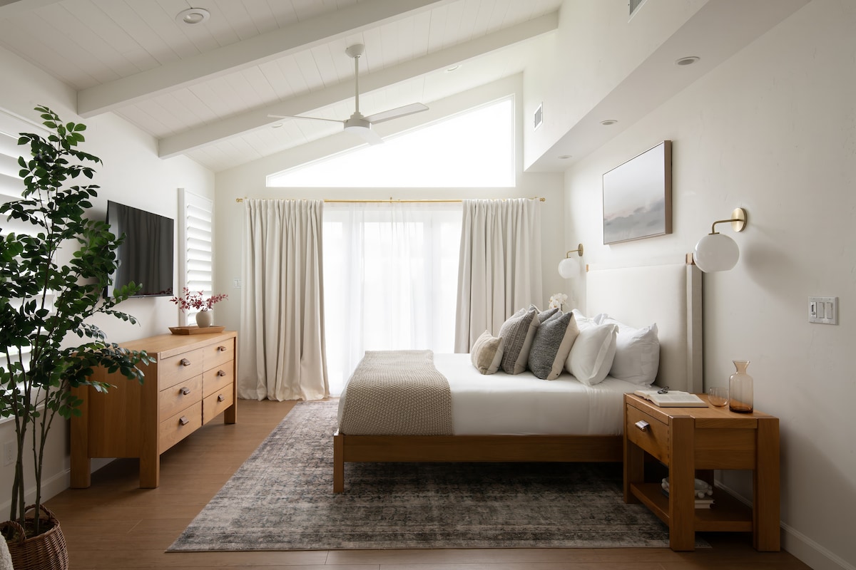 Чисто новият основен апартамент е светъл и просторен кът за отдих с високи тавани, дизайнерски мебели, легло с размер king, зона за сядане, бюро, дрешник, баня и машина за шум. Акордеонни врати се отварят към вътрешния двор и задния двор.