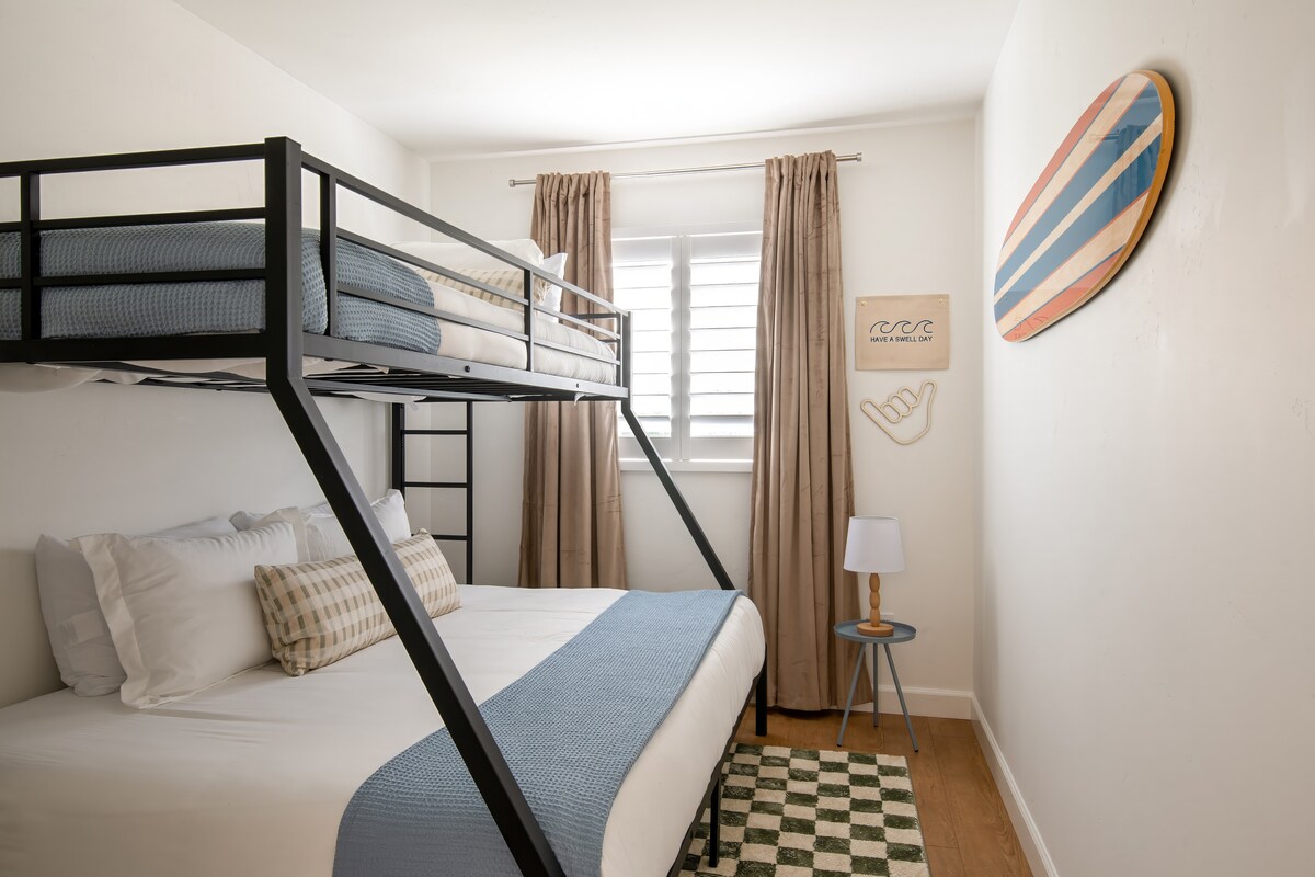 Тази забавна стая с двуетажно легло разполага с двойно легло XL отгоре и двойно легло отдолу – идеално за деца, тийнейджъри или възрастни. Включва също гардероб, затъмняващи щори и машина за шум за спокоен сън.