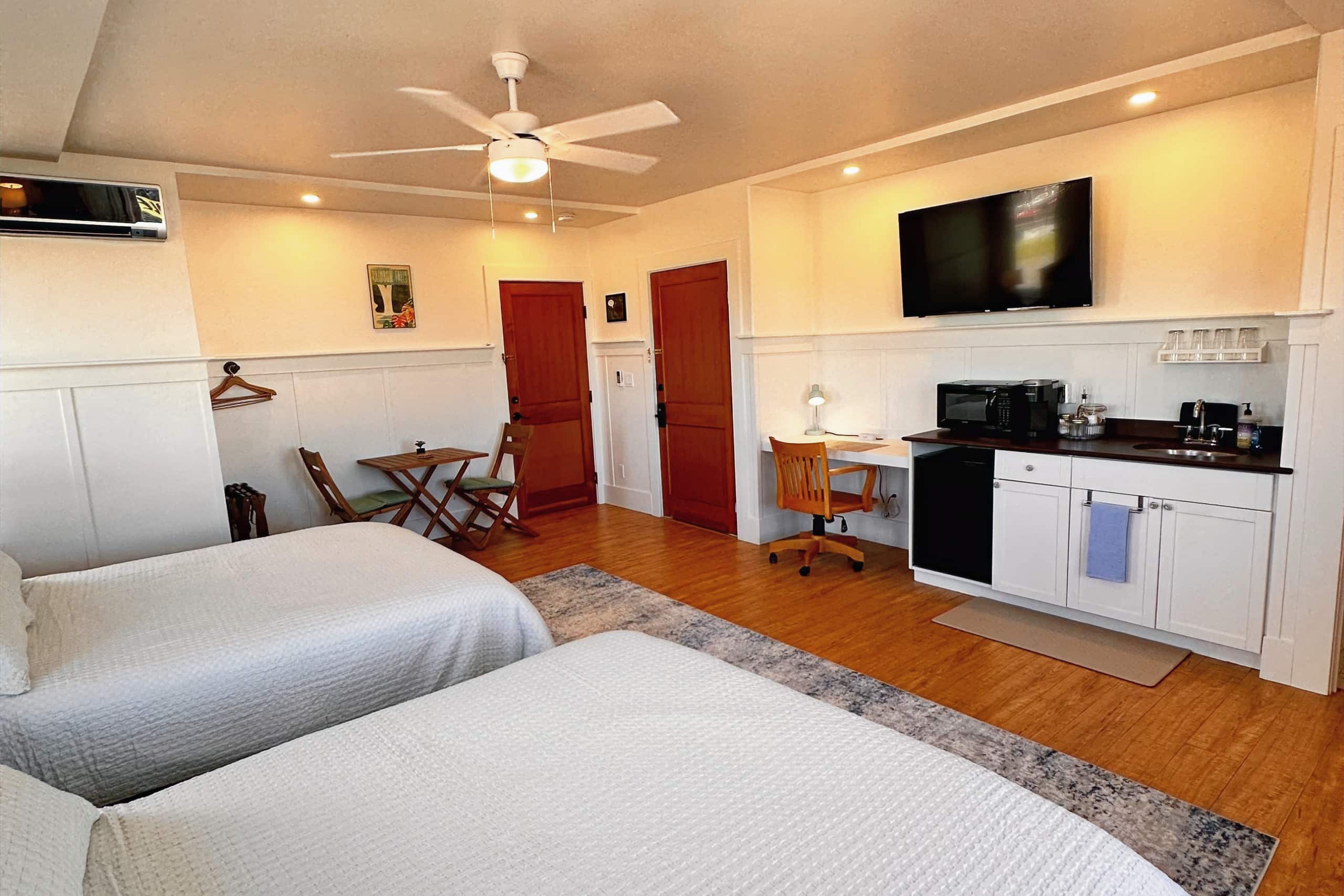 Hilo Town Inn Room 6 - Photo 7