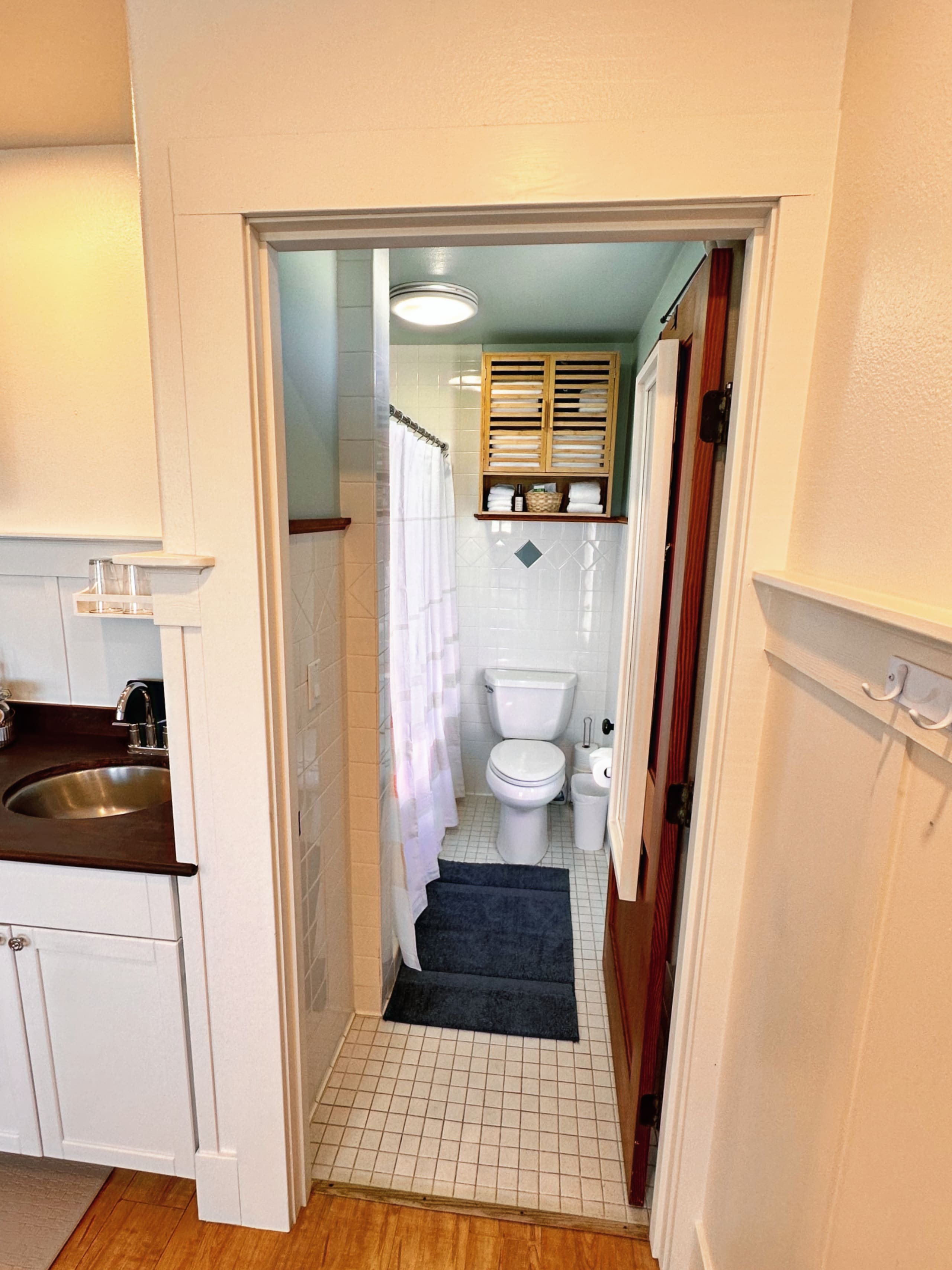 Hilo Town Inn Room 6 - Photo 8