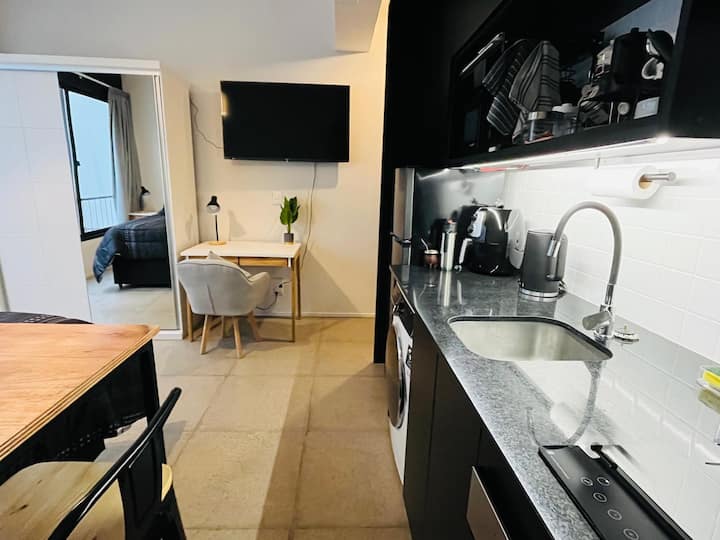 Monoambiente, Cama Queen Y Parrillero De Uso Común - Montevideo