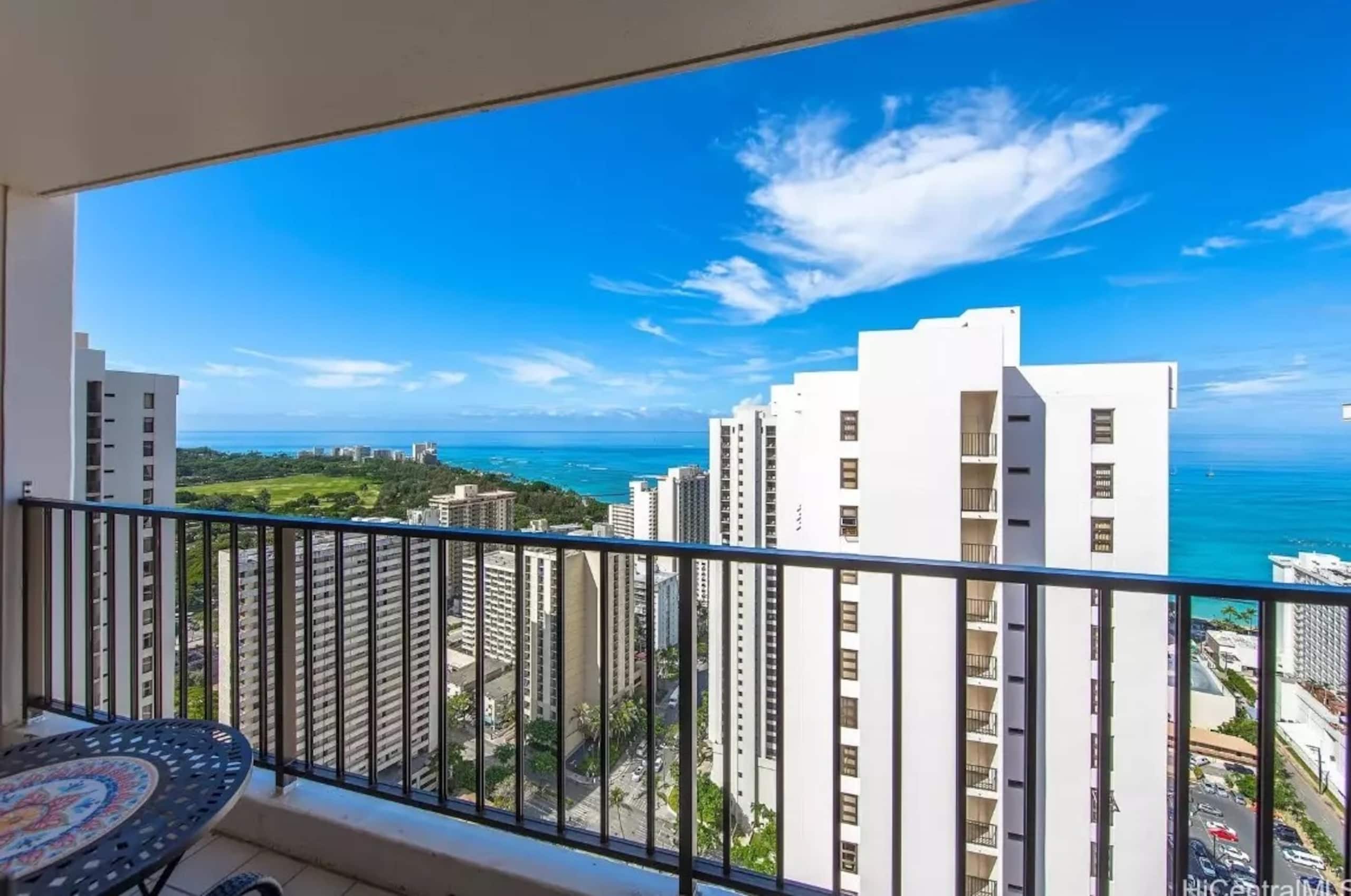 Condo in Honolulu · ★4.73 · 1 bedroom · 2 beds · 1 private bath - Image 17