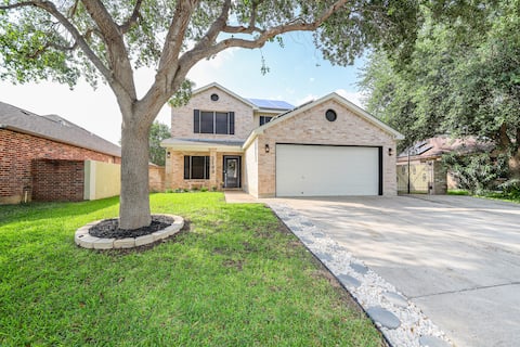 Spacious 5 BR Getaway with A Serenity Backyard!