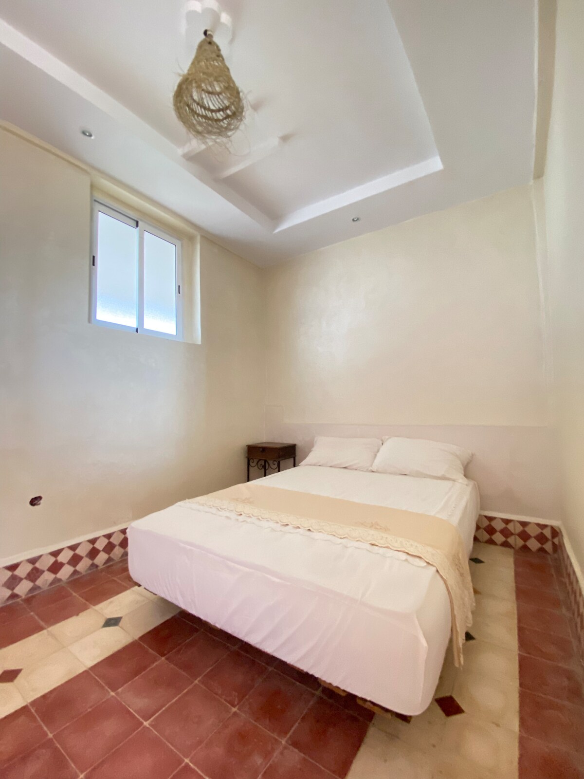 Стаята предлага удобно легло с внимателно подбрани спални принадлежности, за да се осигури спокоен сън – защото след ден на изследване на плажа „Банан“ заслужавате истински момент на сладост.