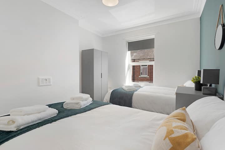 Dhoma e gjumit 3 përfiton nga një krevat dopio i rehatshëm me hapësirë të bollshme. 