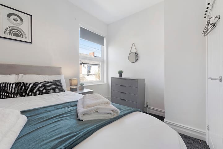 Dhoma e gjumit 2 përfiton nga një krevat dopio i rehatshëm me hapësirë të bollshme. 