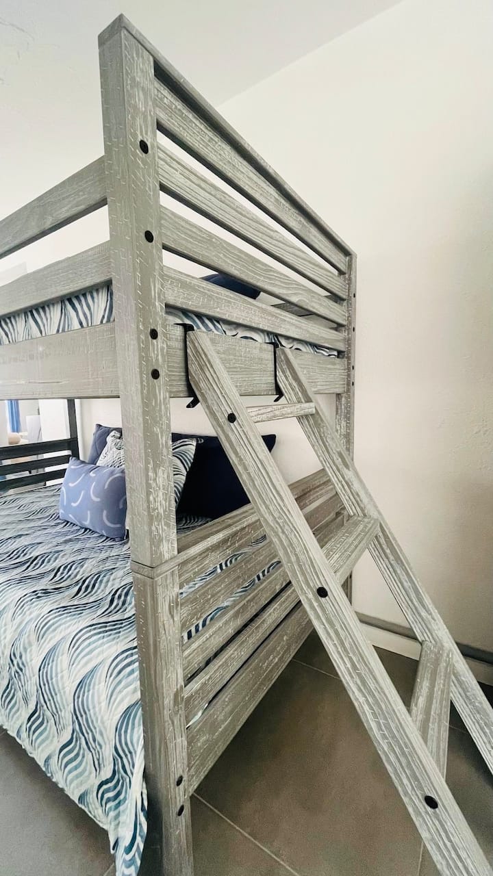 Скала за да го направите второто ниво на креветот на спрат лесно достапно. 