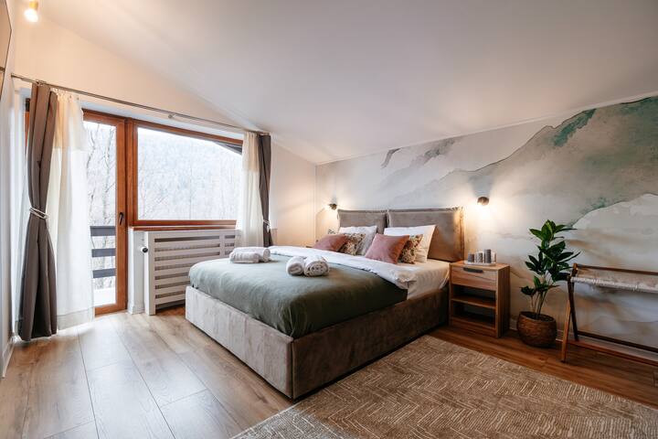 Et fredeligt, soloplyst soveværelse med en komfortabel kingsize-dobbeltseng, bløde farver og en balkon med udsigt over naturen ️✨ Perfekt til langsomme morgener, frisk luft og total afslapning.