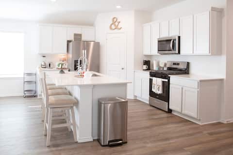 New Katy Home | 4 bedrooms | King Bed