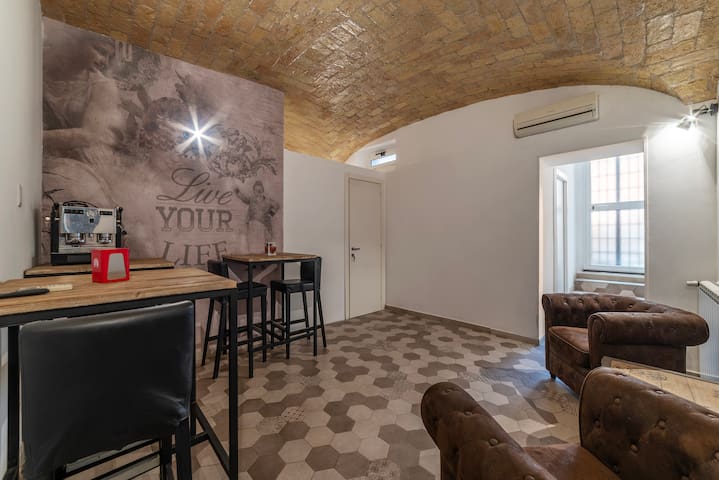 Whole Roman Building 5br/5baths! gallery image 2