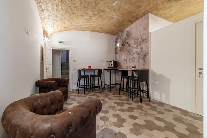 Whole Roman Building 5br/5baths! gallery image 4