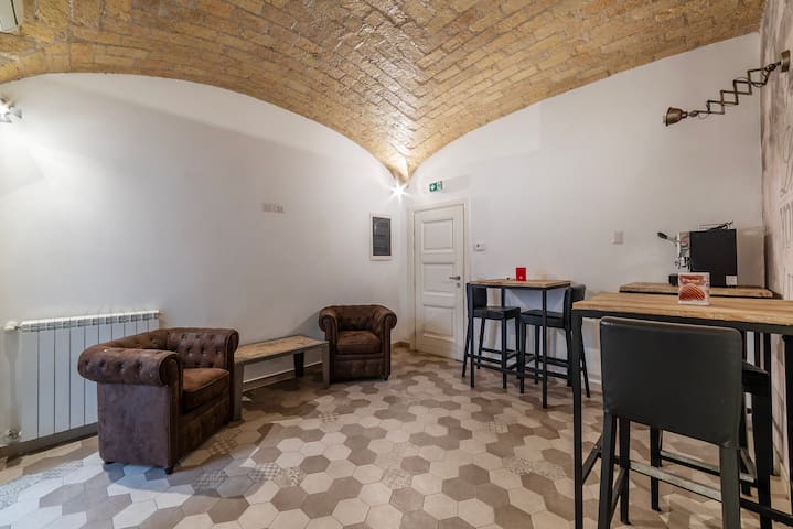 Whole Roman Building 5br/5baths! gallery image 3