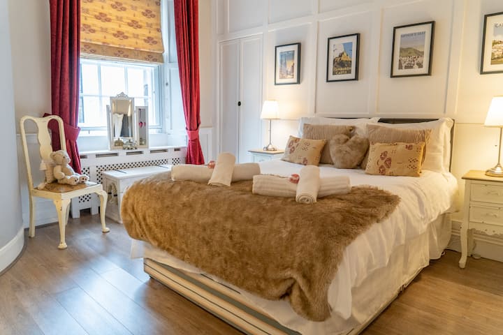 The bedroom is secondary glazed and overlooks a quiet courtyard.